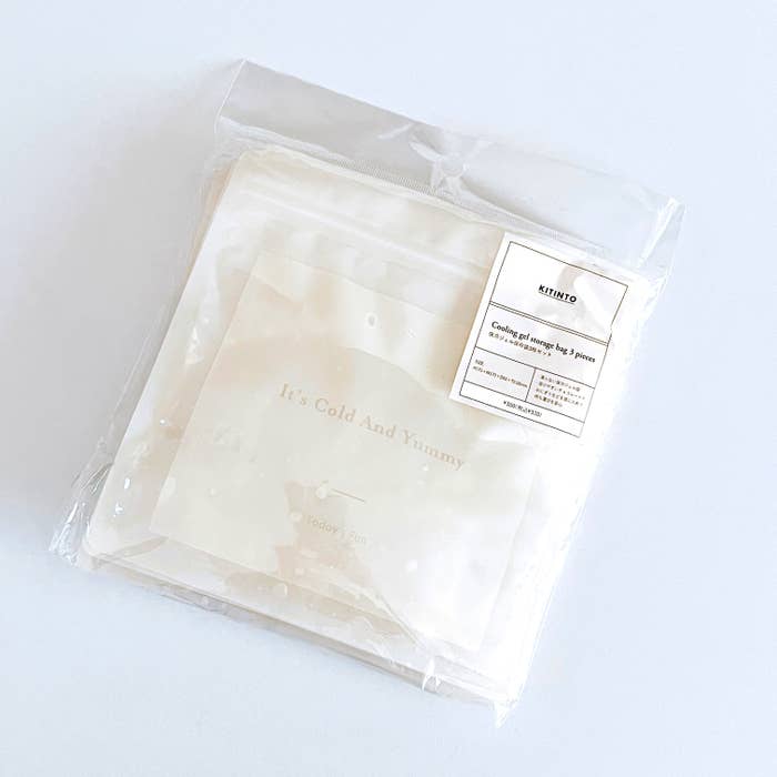 3COINS（スリーコインズ）のオススメグッズ「保冷ジェル保存袋3枚セット／KITINTO」