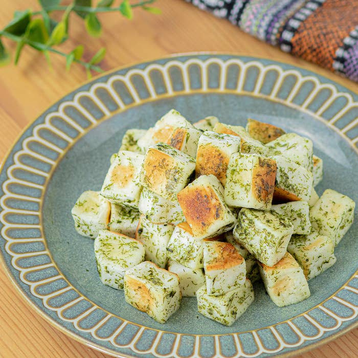 お皿に盛られたサイコロ状に切られたはんぺんの青のり焼き。