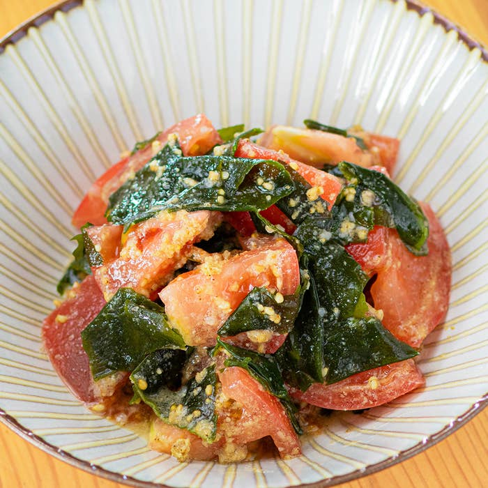 トマトとほうれん草の和え物が盛り付けられたボウル。