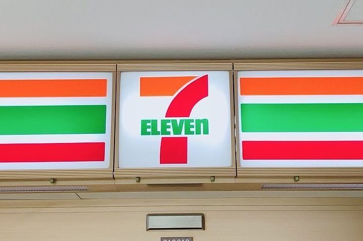 セブンイレブンのロゴが表示された看板。