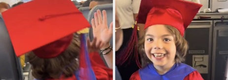 飛行機の中で、赤い卒業式の衣装と帽子をかぶった子供が笑顔で手を振っている姿。