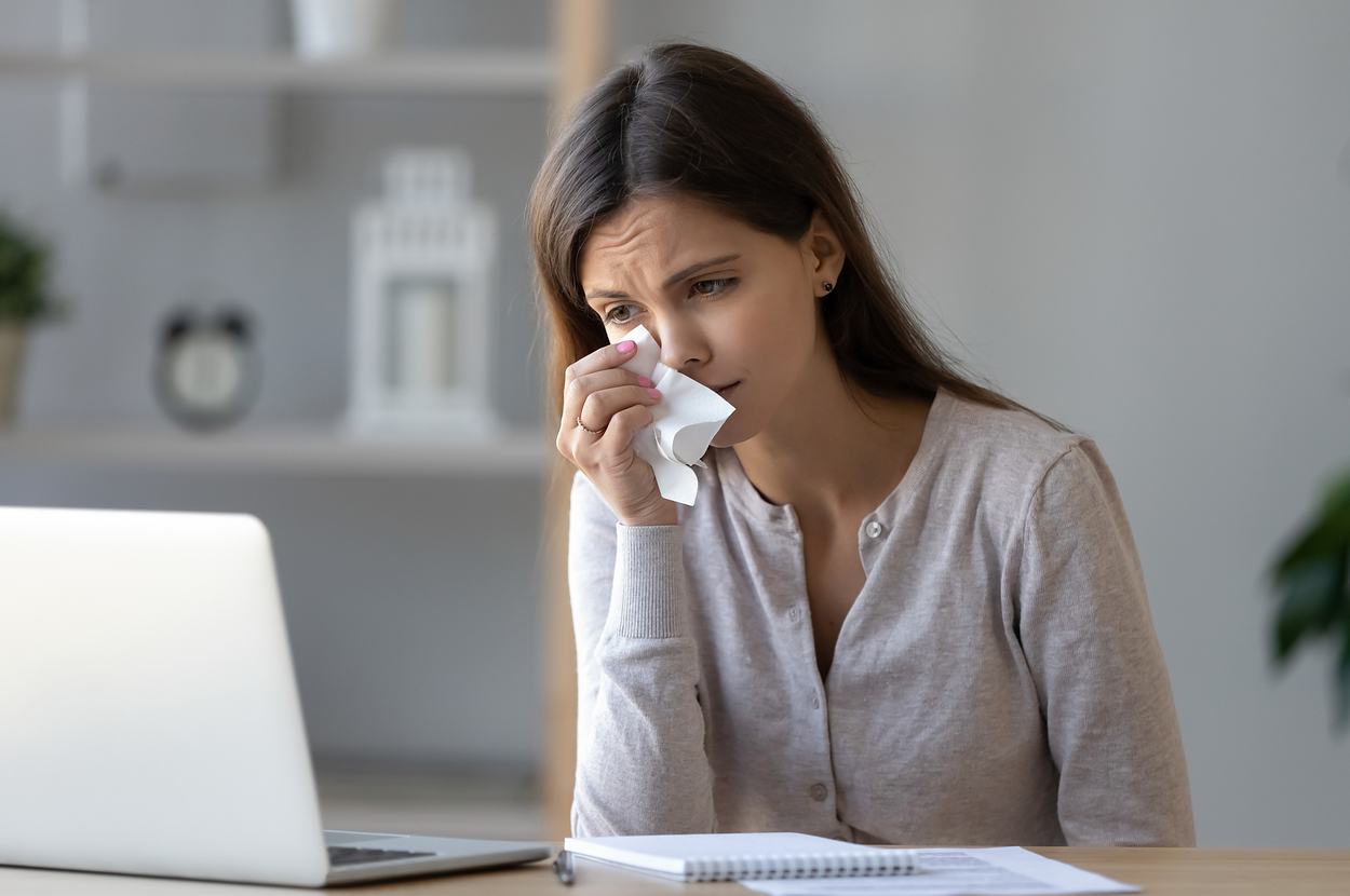 映画を見て泣いている女性