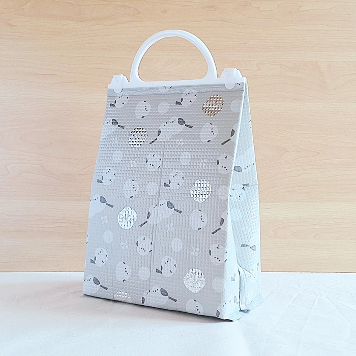 キャンドゥのおすすめ便利グッズ「保冷保温アルミバッグS シマエナガGY」