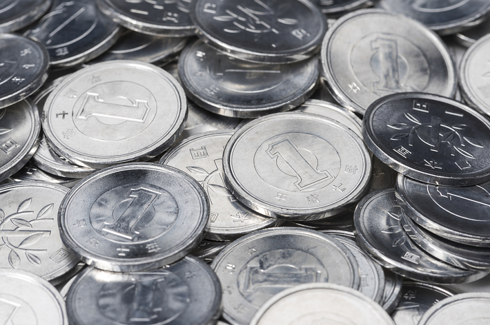 多くの1円硬貨が積み重なった様子입니다。