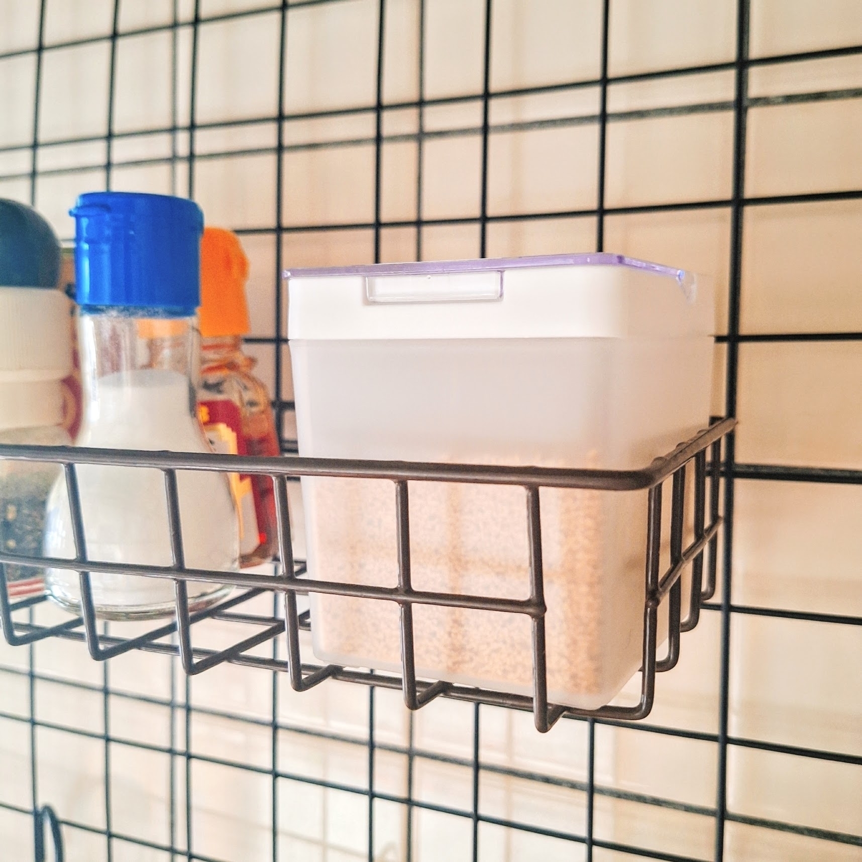 DAISO（ダイソー）のおすすめ便利グッズ「上から見える調味料ストッカー」