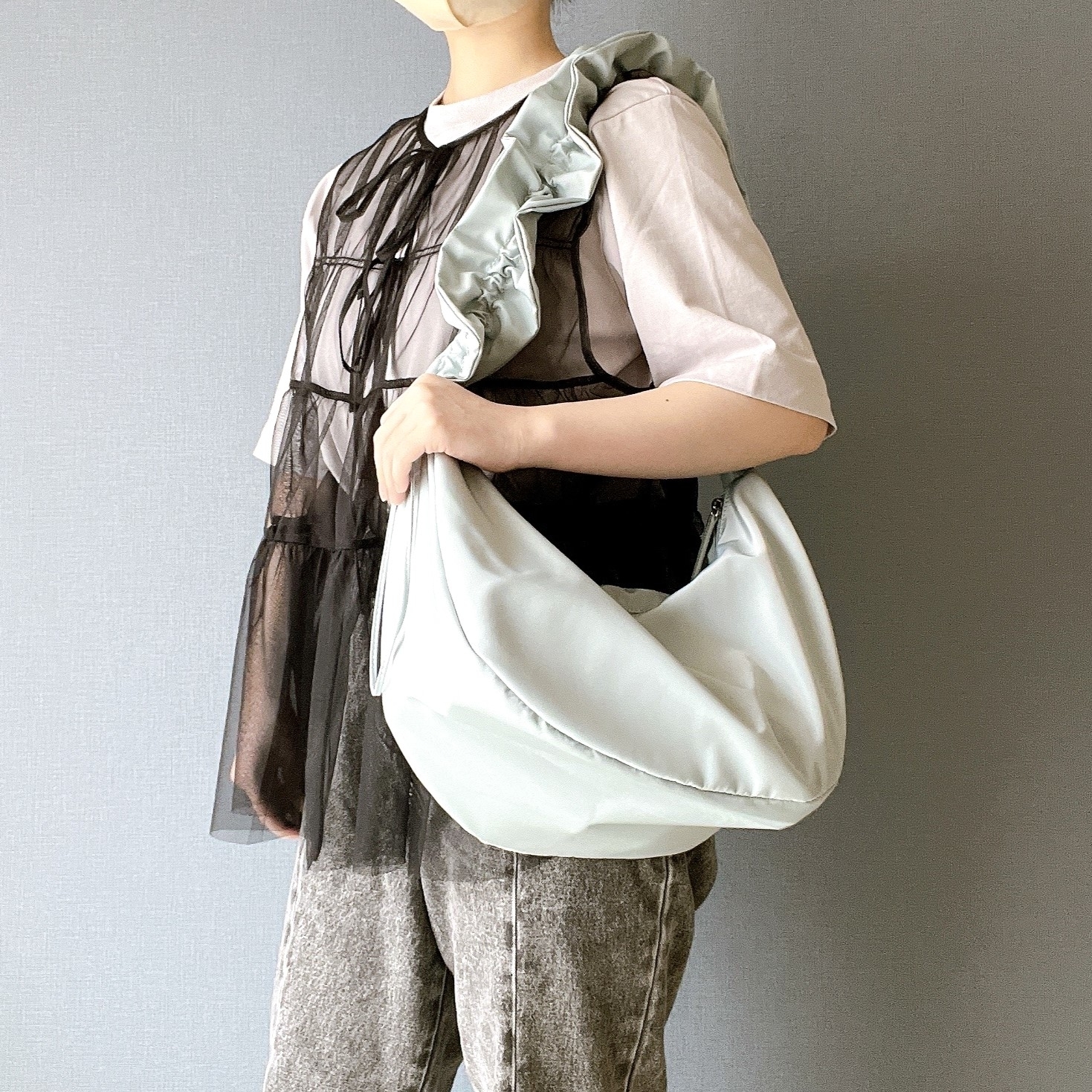 グローバルワークのオススメのバッグ「撥水軽量シャーリング2WAYショルダー」