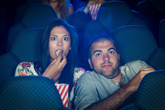 映画を見て驚くカップル