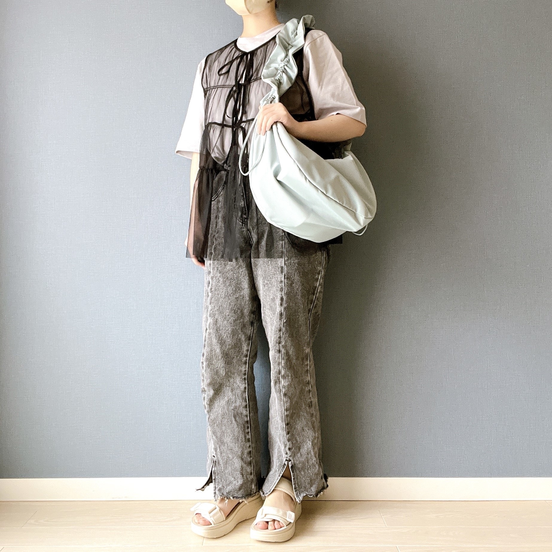 グローバルワークのオススメのバッグ「撥水軽量シャーリング2WAYショルダー」のコーディネート