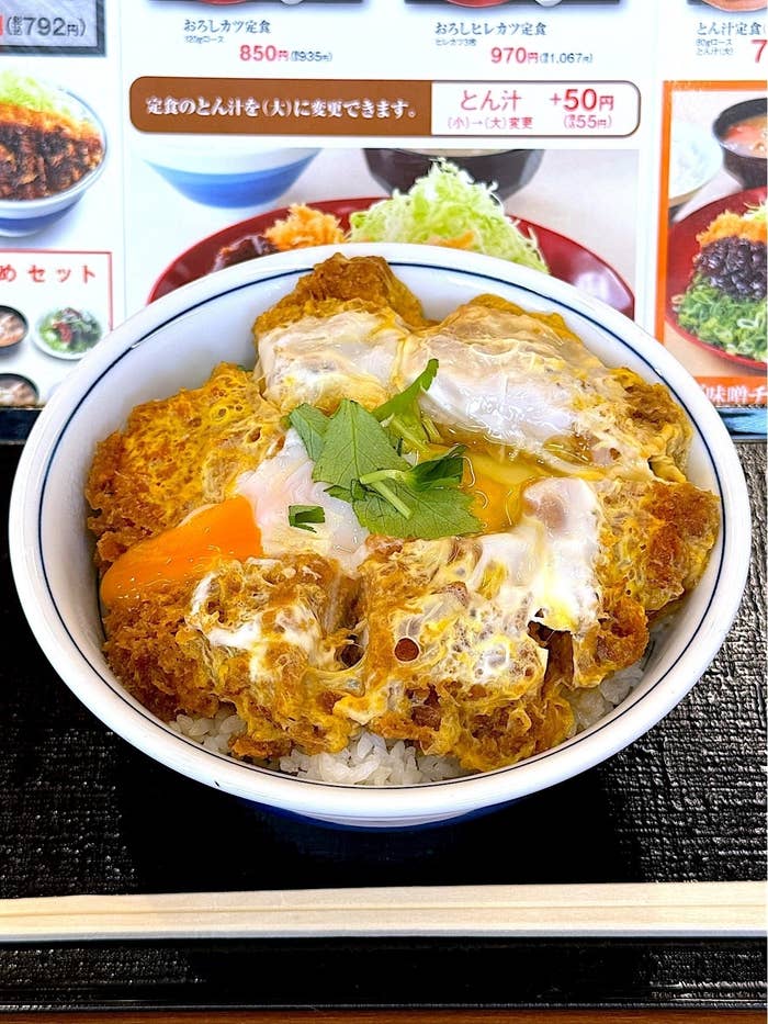 かつやのおすすめメニュー「特カツ丼」