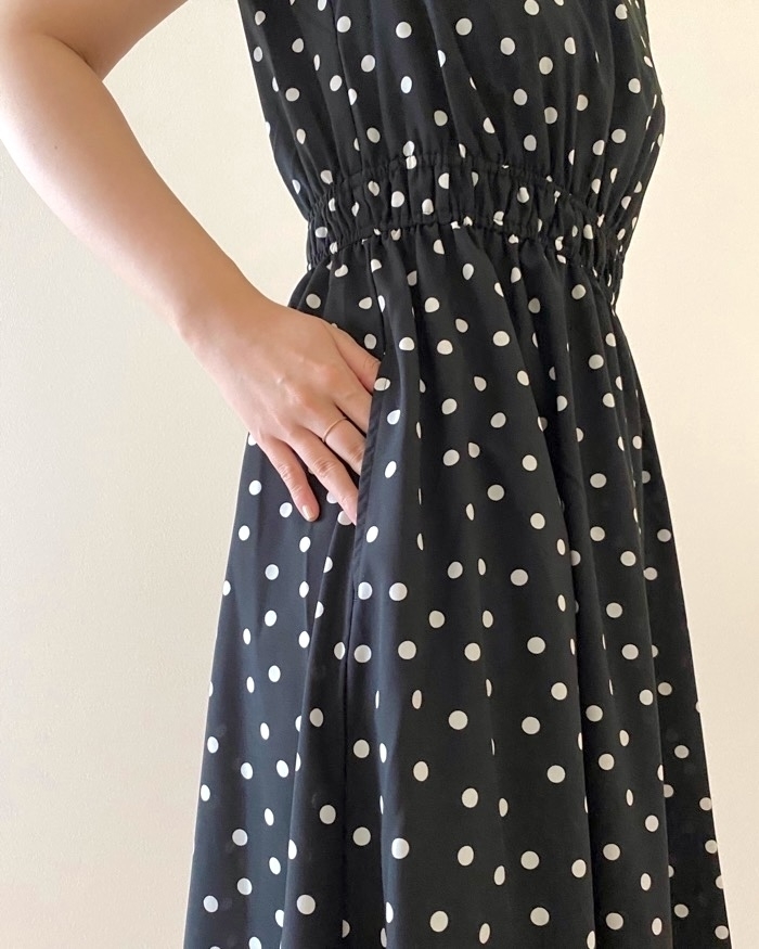 GU（ジーユー）のおすすめファッションアイテム「ドットプリントワンピース（ノースリーブ）Z」