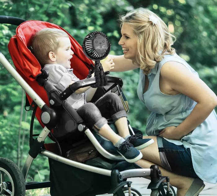 flexible stroller fan clipped to stroller handle
