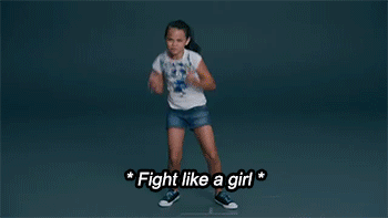 Una niña hace movimientos de boxeo; texto en la imagen dice "Fight like a girl" (Lucha como una chica)