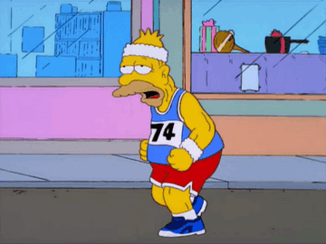 Abuelo Simpson, personaje de Los Simpson, corre con esfuerzo, usando ropa deportiva y un número 74 en su camiseta