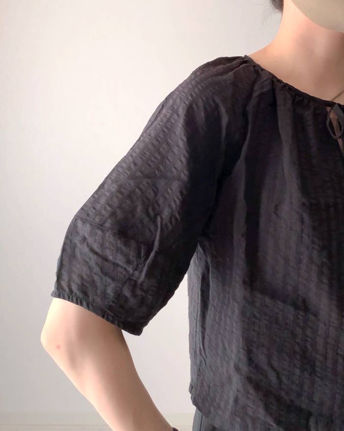 GU（ジーユー）のおすすめファッションアイテム「テクスチャーランタンスリーブブラウス（5分袖）Q」