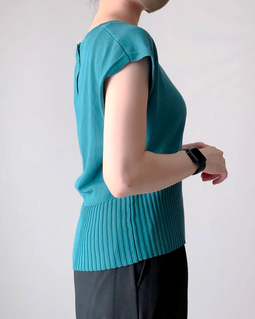 GU（ジーユー）のおすすめファッションアイテム「バックボタンセーター（半袖）Z+E」
