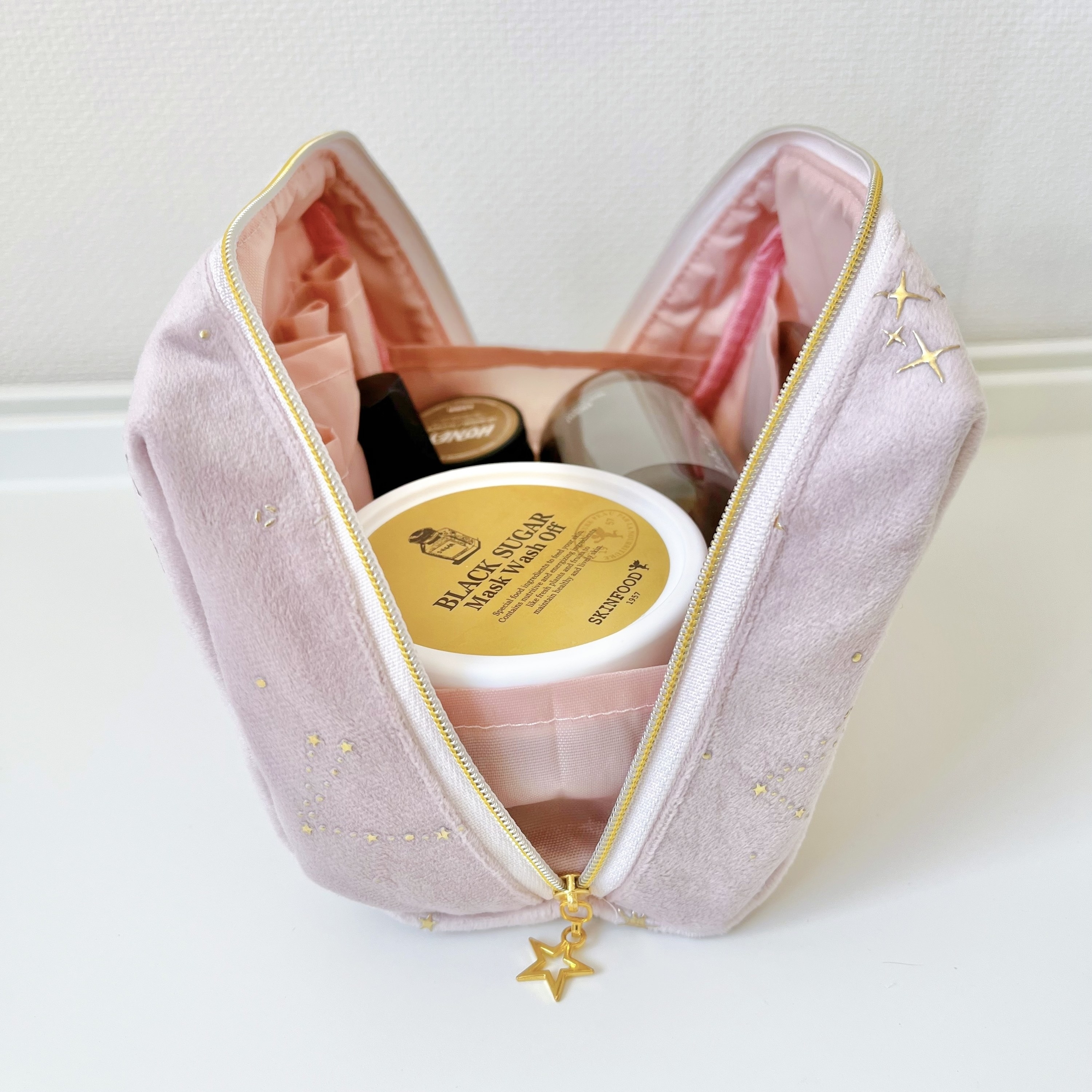 DAISO(ダイソー)のおすすめ化粧ポーチ「ベロア風ポーチ(星柄、スクエア)」