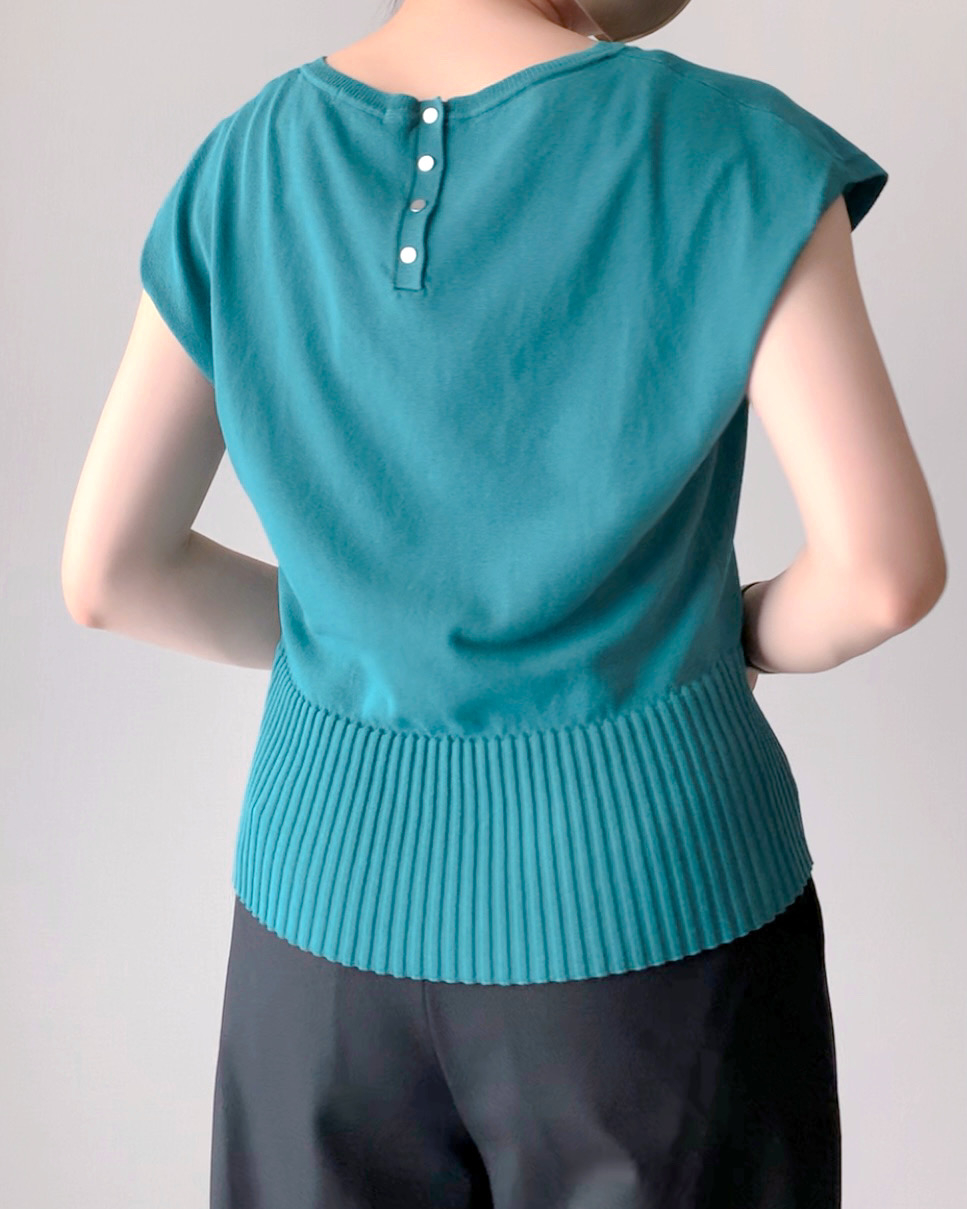 GU（ジーユー）のおすすめファッションアイテム「バックボタンセーター（半袖）Z+E」