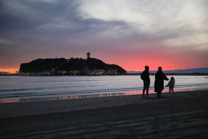 夕日に染まる江の島