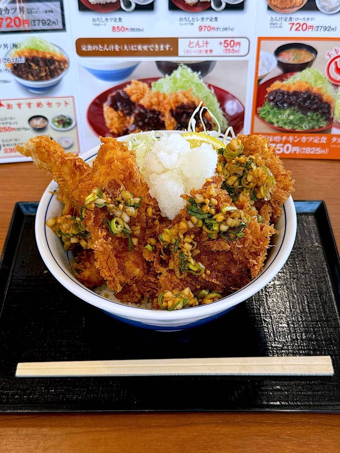 かつやのおすすめメニュー「まぐろカツとささみカツの合い盛り丼」