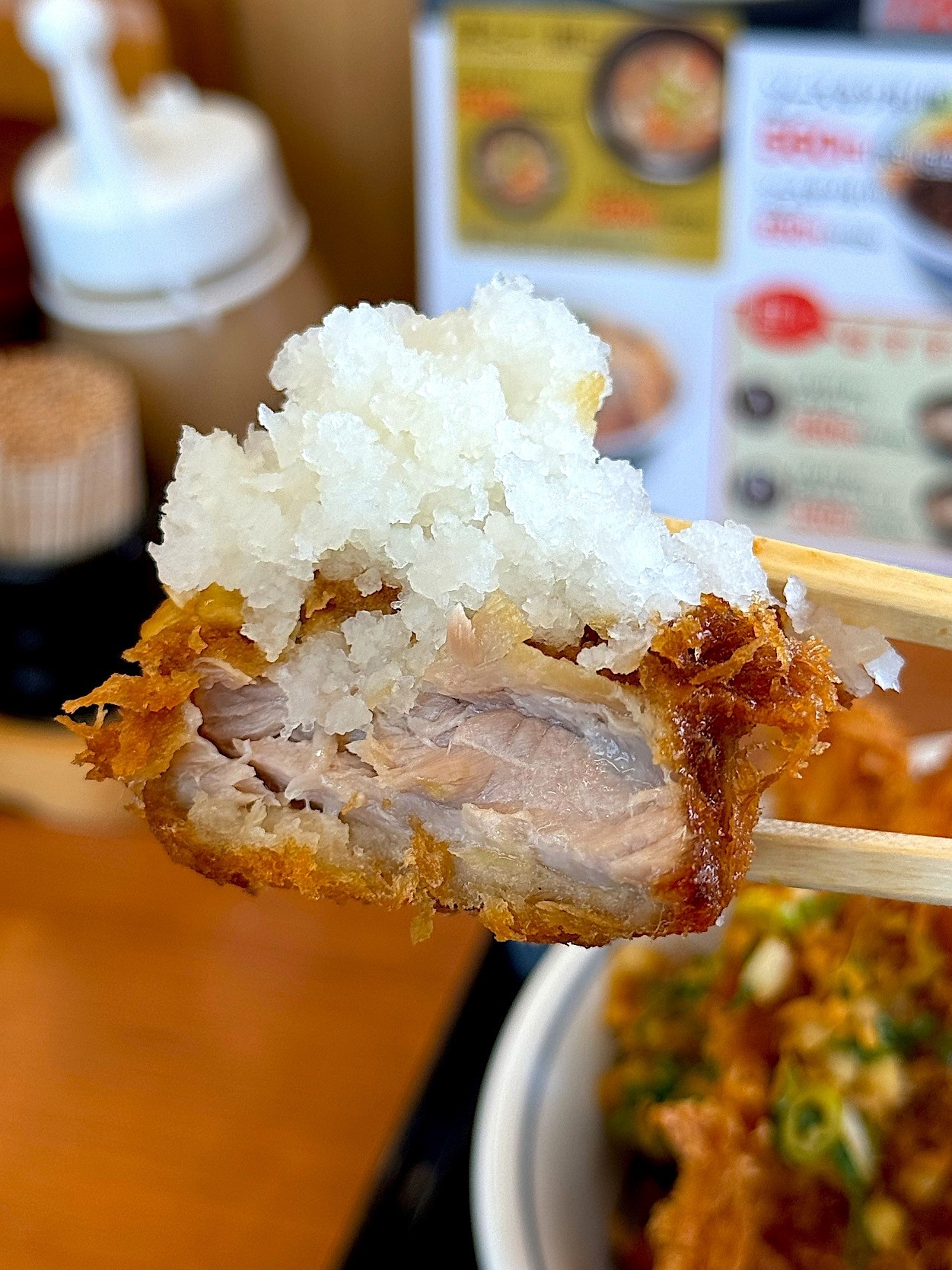 かつやのおすすめメニュー「まぐろカツとささみカツの合い盛り丼」