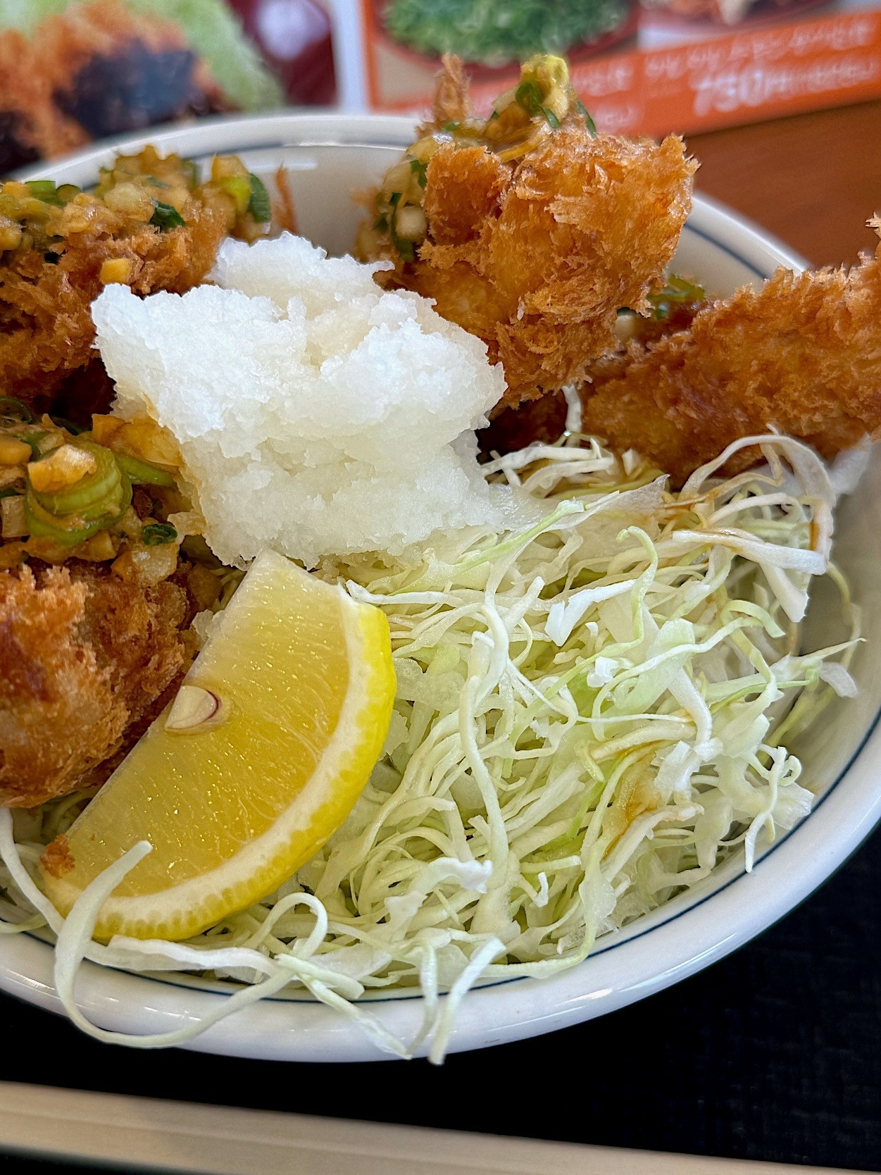 かつやのおすすめメニュー「まぐろカツとささみカツの合い盛り丼」
