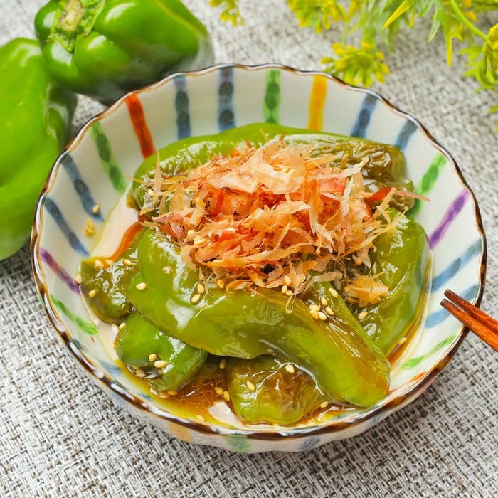 お皿に盛られたピーマンの料理。上に鰹節がのっており、右側に箸が見える。