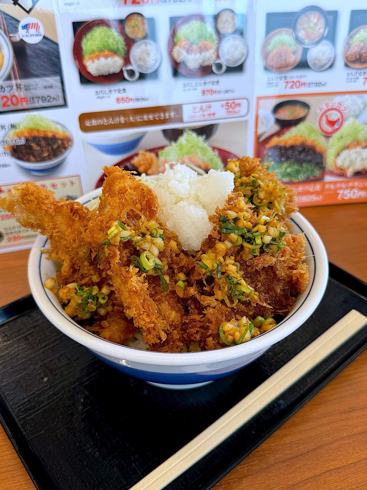 かつやのおすすめメニュー「まぐろカツとささみカツの合い盛り丼」