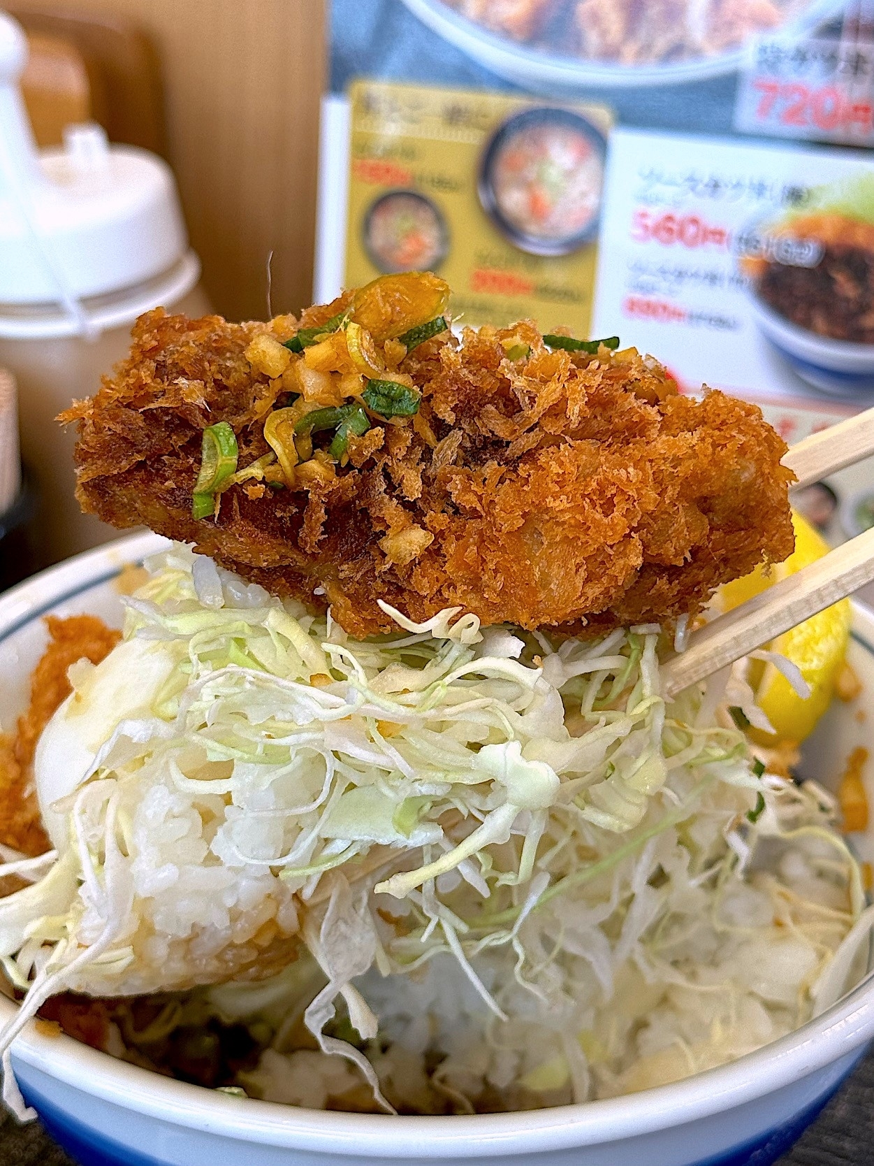 かつやのおすすめメニュー「まぐろカツとささみカツの合い盛り丼」