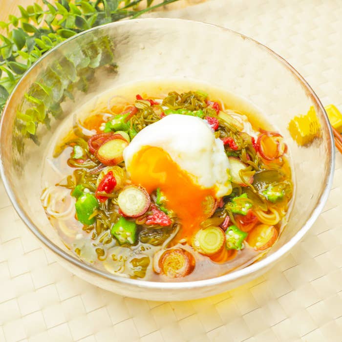 温泉卵がのった色とりどりの野菜が入った素麺