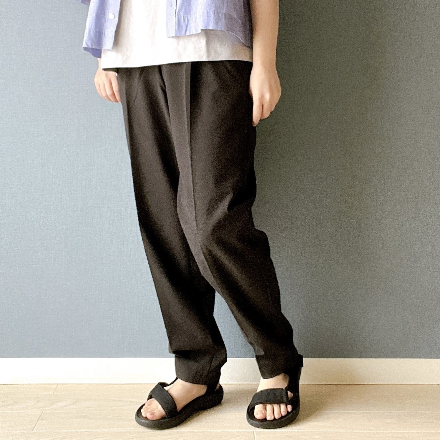 無印良品のおすすめボトムス「婦人 風を通すストレッチサッカーテーパードパンツ」