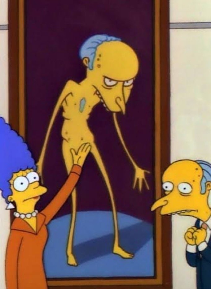 Marge Simpson señala un retrato desnudo de Monty Burns, quien está parado al lado observando enojado
