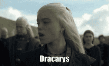 Gif de Rhaenyra Targaryen diciendo "Dracarys" en la serie Game of Thrones. Otros personajes están presentes en el fondo