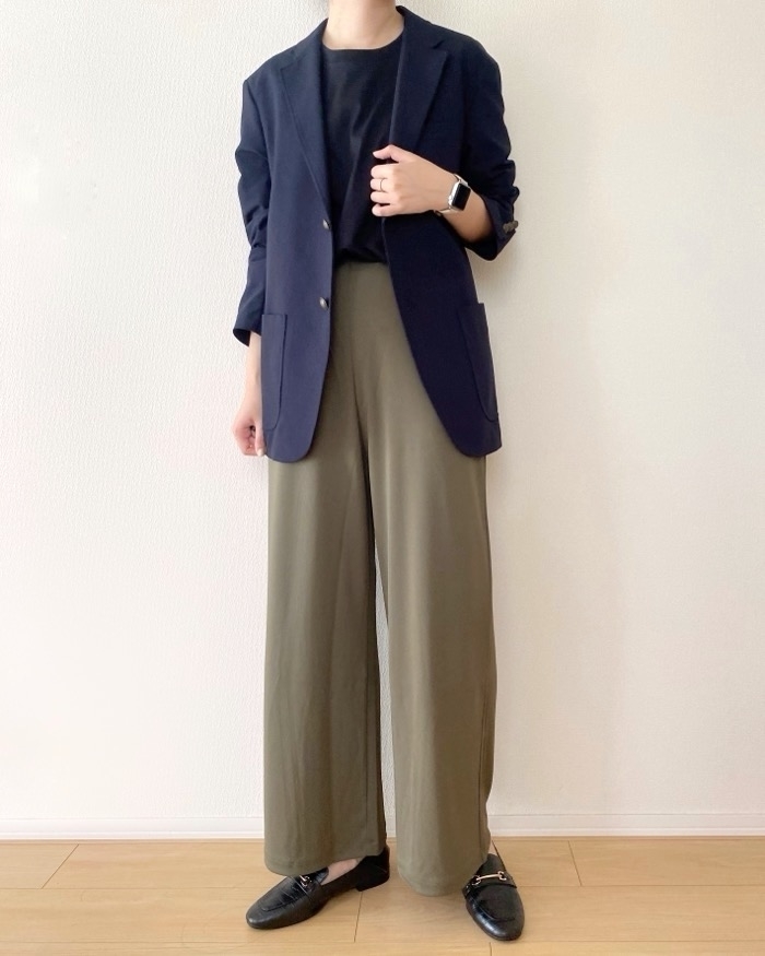 ユニクロのおすすめボトムス「クレープジャージーストレートパンツ」