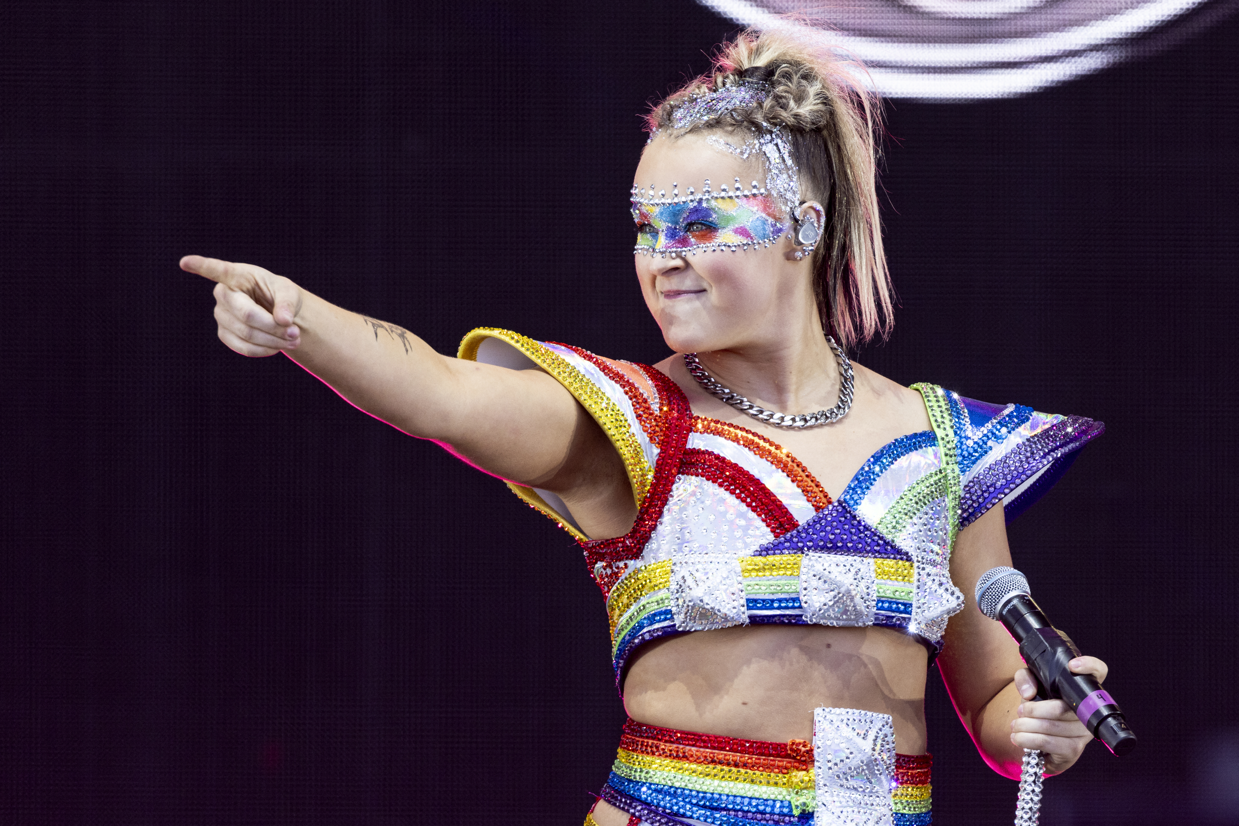 JoJo Siwa Curses Out A Booing Fan At NYC Pride Event