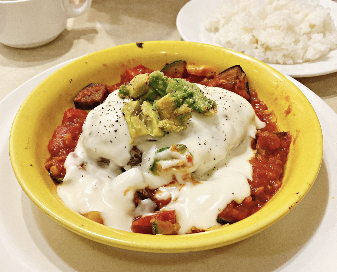 ガストのおすすめフード「焼きアボカドのイタリアン 粗挽きステーキハンバーグ」