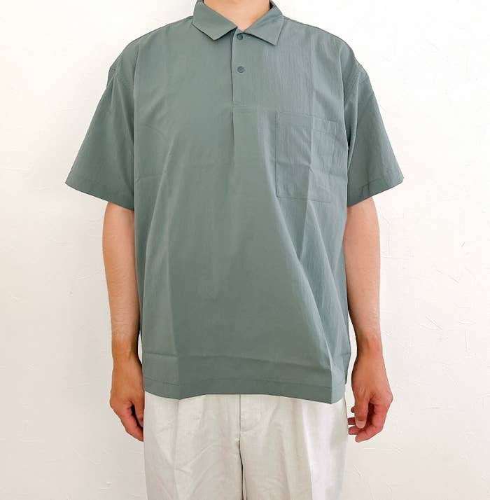 無印良品のおすすめメンズファッションアイテム「紳士 風を通すストレッチ半袖布帛ポロシャツ」