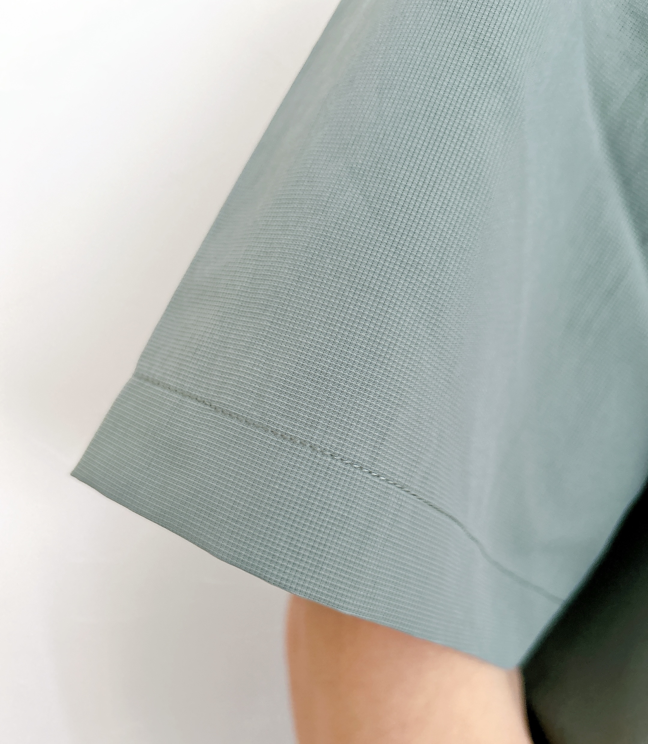 無印良品のおすすめメンズファッションアイテム「紳士 風を通すストレッチ半袖布帛ポロシャツ」