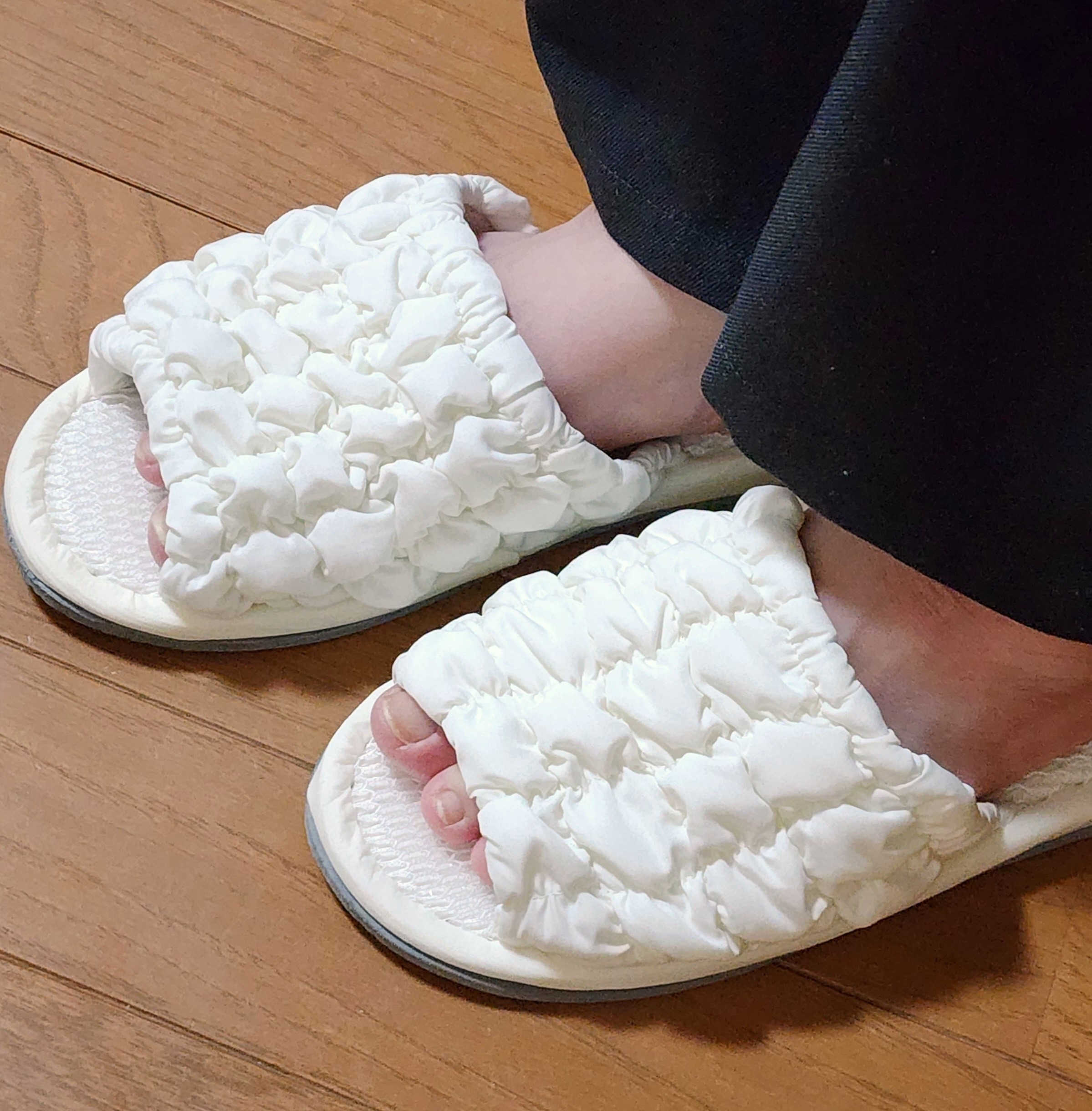 ニトリのおすすめ便利グッズ「【デコホーム商品】スリッパ M（モコモコMS2 IV ncSR18 M）」