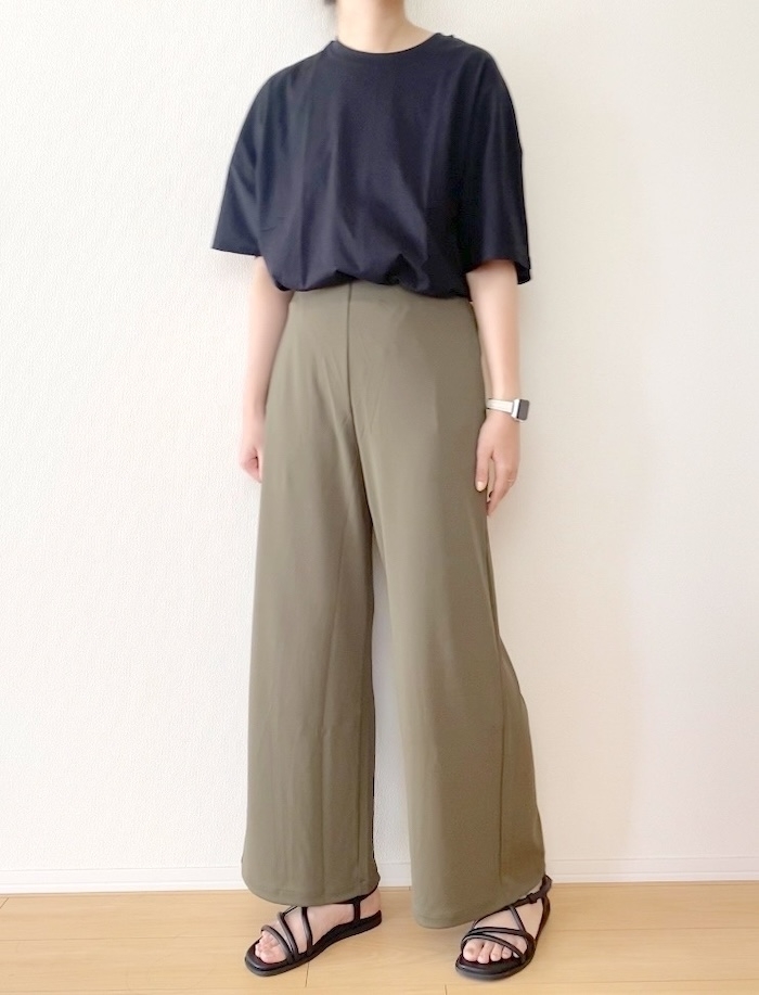 ユニクロのおすすめファッションアイテム「クレープジャージーストレートパンツ」