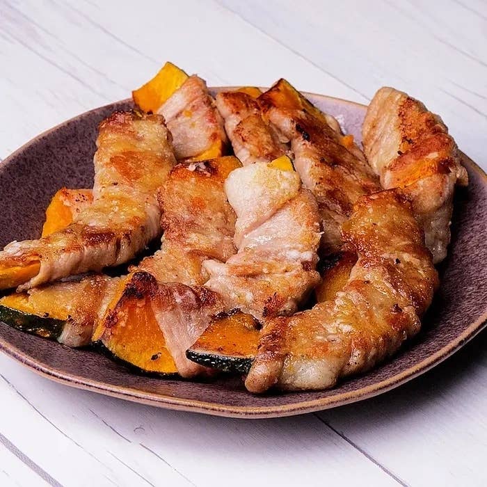 調理された肉とカボチャが盛られたプレート。