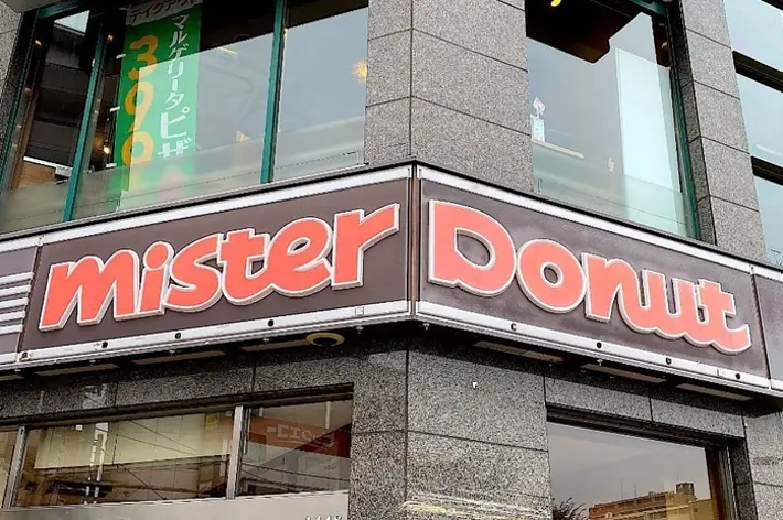 ミスタードーナツの店舗外観、店名の看板が見えます。