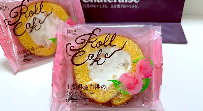 シャトレーゼのオススメのスイーツ「山梨県産白桃のふんわりロール」