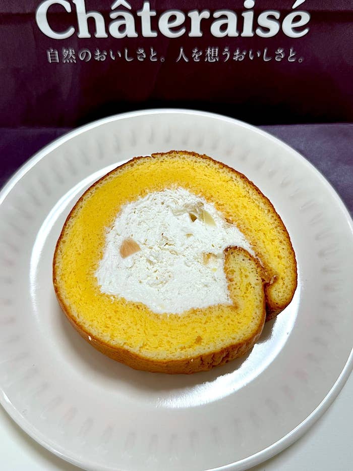 シャトレーゼのオススメのスイーツ「山梨県産白桃のふんわりロール」