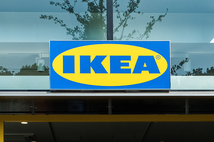 IKEAの看板。店舗の入り口上部に設置されています。