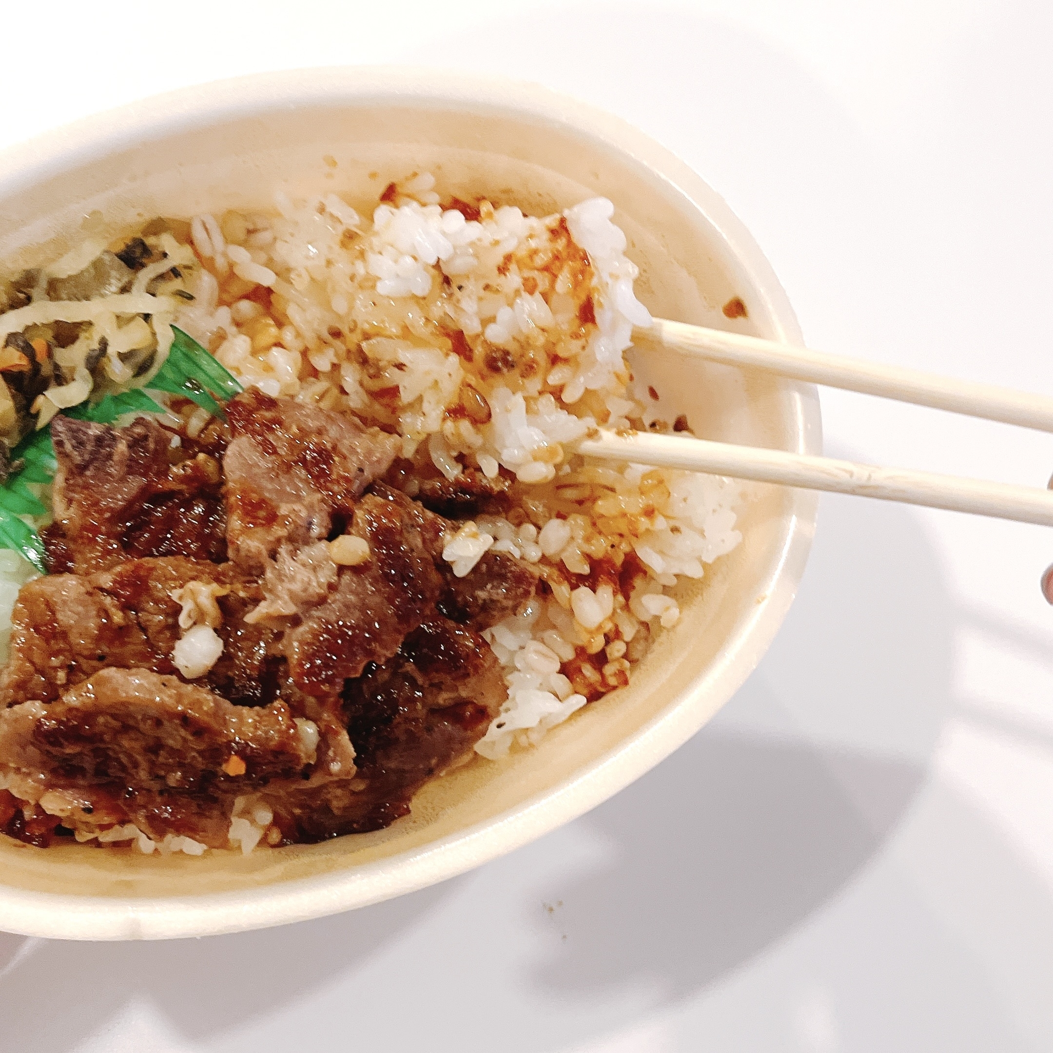 ほっともっとのオススメの弁当「~もち麦ごはんのミニ弁当~ もちミニ ハーフ・カットステーキ弁当」