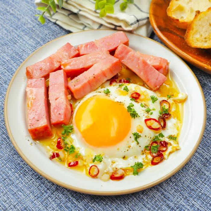 皿に盛られた目玉焼きの料理。