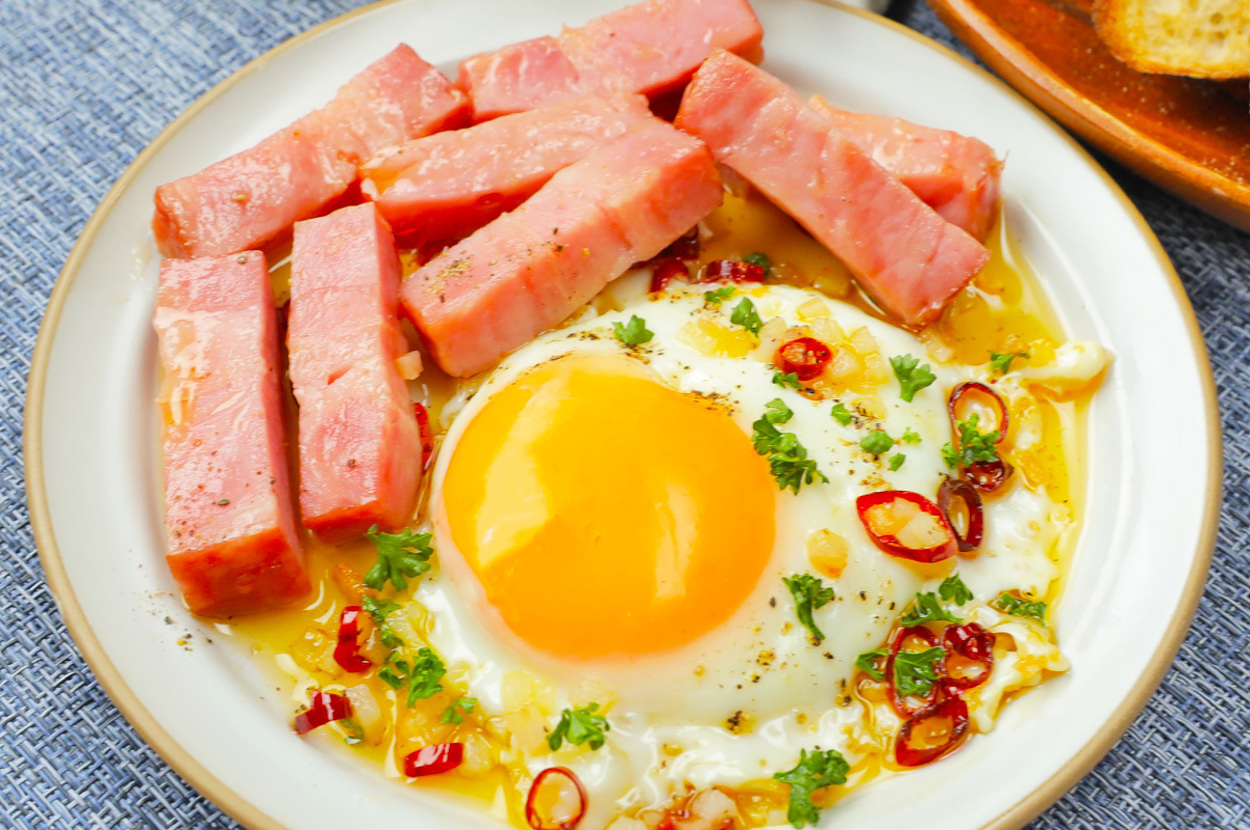 目玉焼きとスパムを盛り付けたお皿。