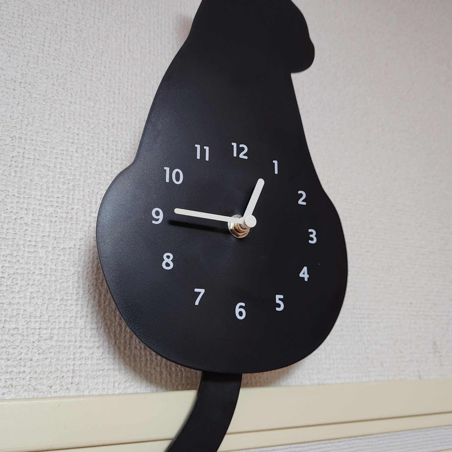 ニトリのおすすめグッズ「しっぽが動く 掛け時計 黒猫」