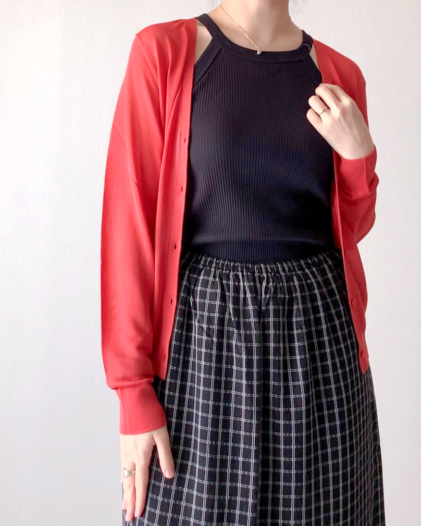 UNIQLO(ユニクロ)のおすすめひんやりアイテム「ライトVネックカーディガン(長袖)」