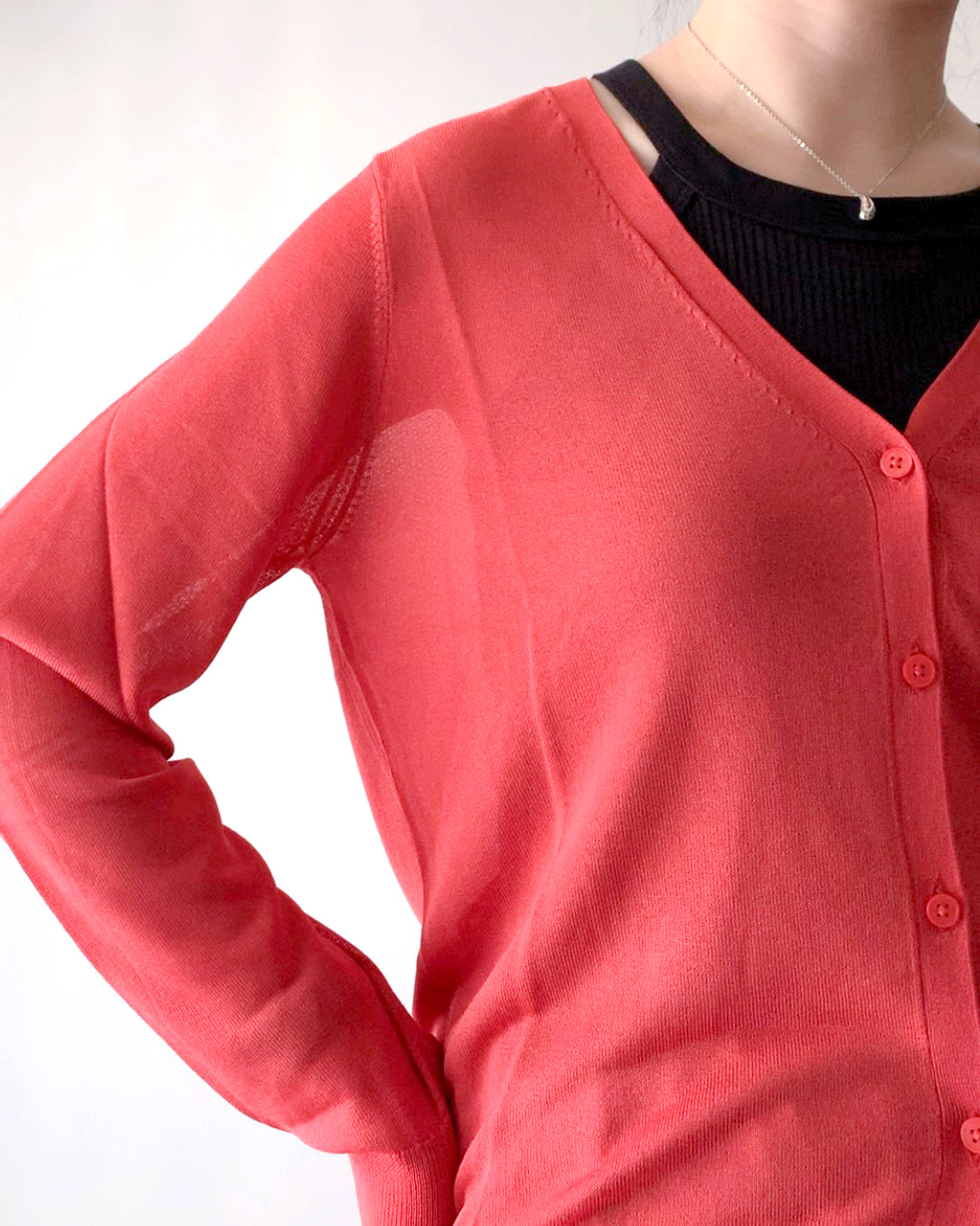 UNIQLO(ユニクロ)のおすすめひんやりアイテム「ライトVネックカーディガン(長袖)」